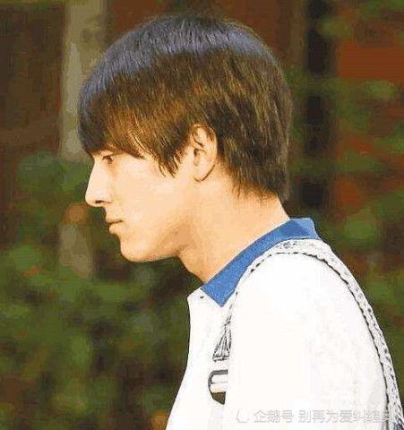 驼背的男明星有哪些,那些因驼背而独特的男明星风采